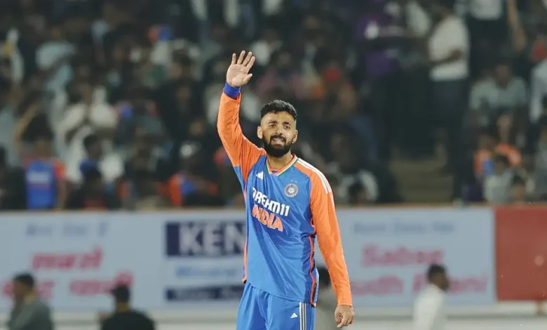 AUS vs IND | Twitter in splits as SKY and Varun's genius pressurizing tactics break down smirking David