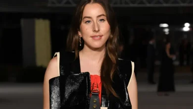 Alana Haim In Talks To Star Opposite Aubrey Plaza In ‘The Heidi Fleiss Story’