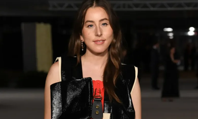 Alana Haim In Talks To Star Opposite Aubrey Plaza In ‘The Heidi Fleiss Story’