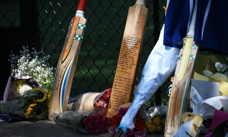 Australia wins the toss and fields against India after tribute to dead teenage cricketer