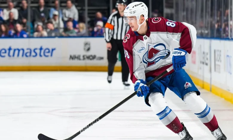Avalanche ink center Necas to 8-year extension