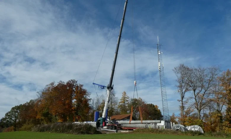 Baden-Württemberg: Nach Blitzeinschlag: Neuer Sendemast wird in Berg aufgebaut