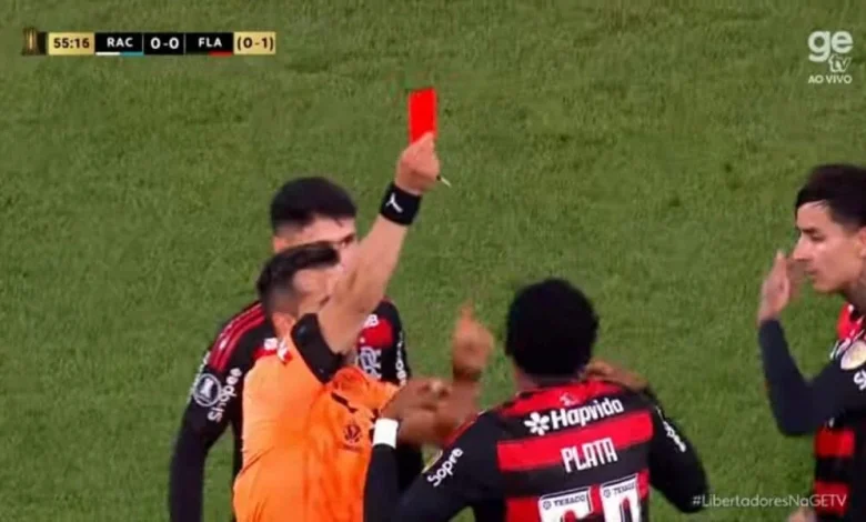 Cartão vermelho para Plata por soco muda jogo entre Racing x Flamengo na semifinal da Libertadores