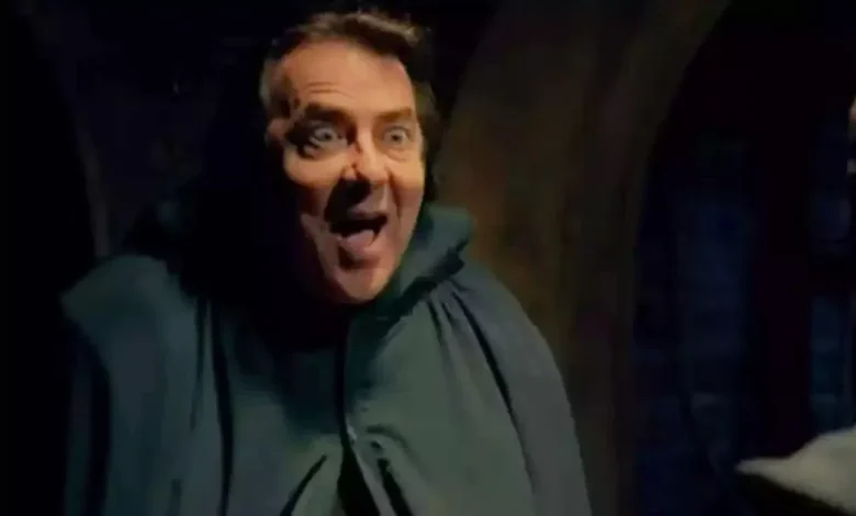 Celebrity Traitors Jonathan Ross' manhood 'so big two sparrows could sit on it'