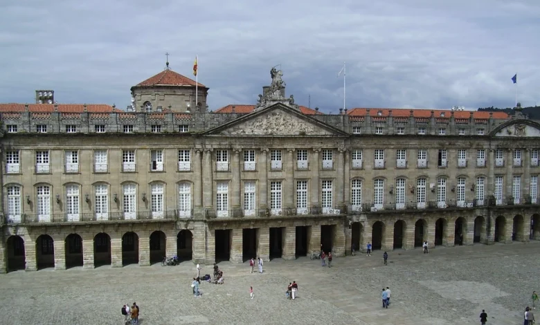 El Ayuntamiento de Santiago propone a sindicatos negociar en una mesa la situación de los bomberos y la policía