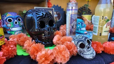 En medio de dificultades, comunidad celebra Día de Muertos con un altar lleno de recuerdos