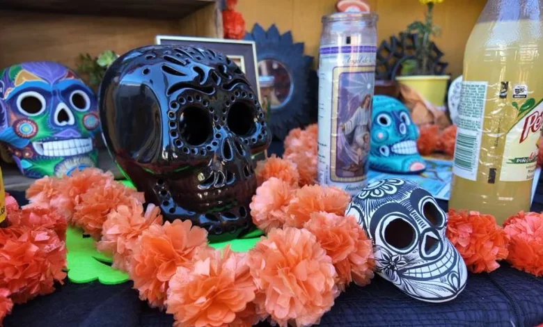 En medio de dificultades, comunidad celebra Día de Muertos con un altar lleno de recuerdos