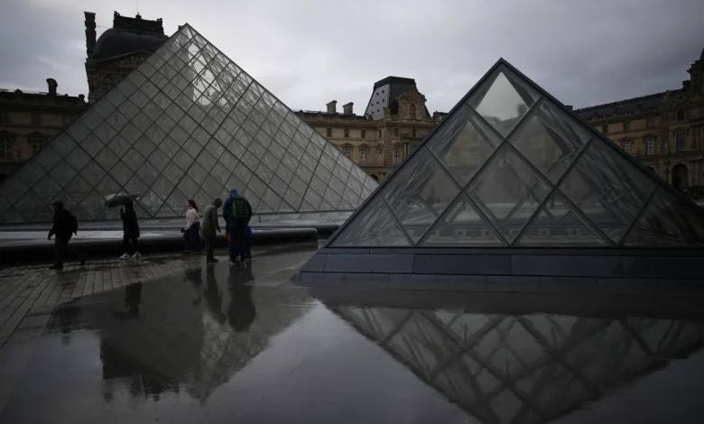Ex-thief says he warned Louvre of security weaknesses around crown jewels