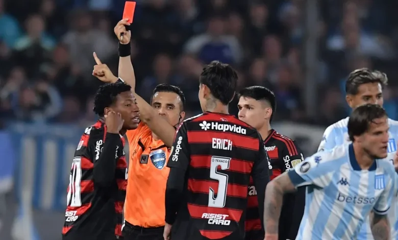 Expulsão de Plata e reclamações marcam arbitragem polêmica de Piero Maza em Racing x Flamengo pela Libertad...