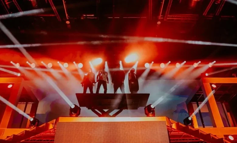 Fans are convinced this chart-topping 2010s boyband is secretly feuding