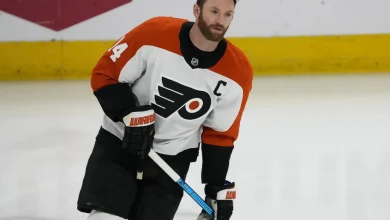 Flyers’ Sean Couturier exits game vs. Predators, does not return