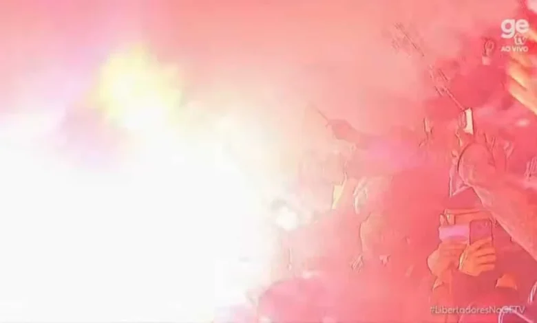 Fogos da torcida do Racing geram fumaça e adiam Racing x Flamengo para após 21h50 em Avellaneda