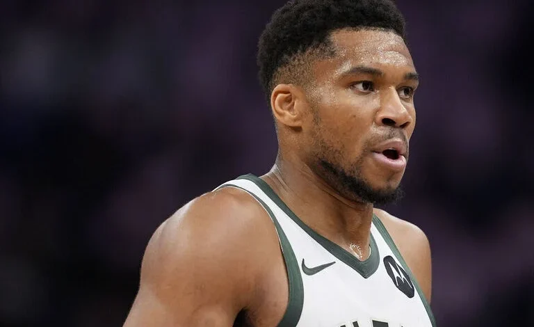 Giannis scratched late vs. Warriors with sore knee