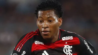 Gonzalo Plata se revolta com árbitro Piero Maza após falta não marcada em Racing x Flamengo