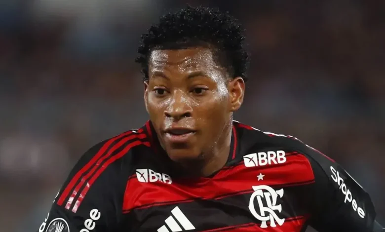 Gonzalo Plata se revolta com árbitro Piero Maza após falta não marcada em Racing x Flamengo
