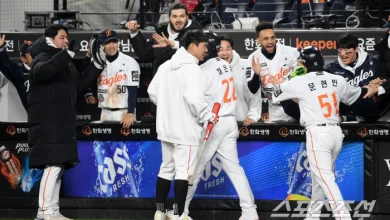 Hanwha's Moon Dong-ju Phone Se overturned in the bottom of the 8th inning