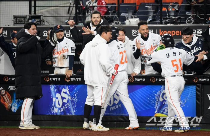 Hanwha's Moon Dong-ju Phone Se overturned in the bottom of the 8th inning