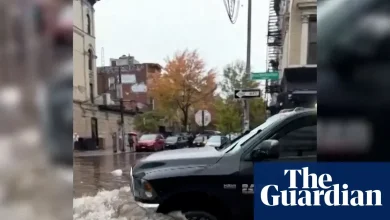 Heavy rain floods streets in New York City – video