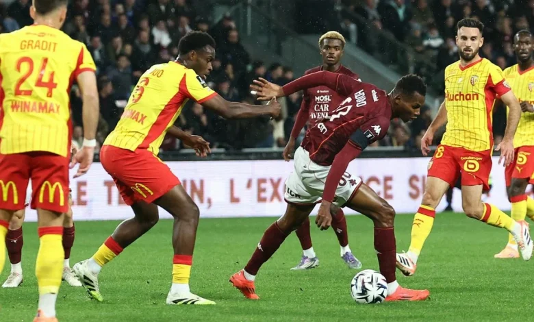 La rencontre entre Metz et Lens interrompue à trois reprises pour des incidents en tribune et des chants insultants