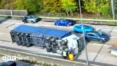 M25 closed at Leatherhead and Cobham after lorry overturns