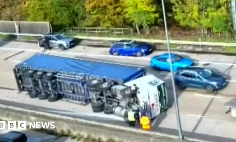 M25 closed at Leatherhead and Cobham after lorry overturns