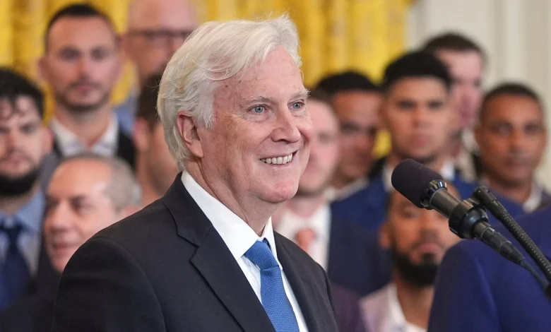 Mark Walter finalizes his purchase of a majority stake in the Los Angeles Lakers