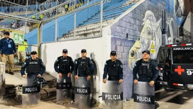 🥅⚽️Más de 300 funcionarios policiales fueron desplegados en cinco anillos de seguridad dentro y fuera del estadio para garantizar el orden y la seguridad durante el partido entre Motagua y Cartaginés. La acción preventiva busca mantener un ambiente se