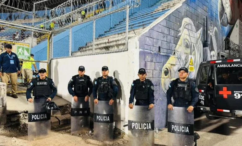 🥅⚽️Más de 300 funcionarios policiales fueron desplegados en cinco anillos de seguridad dentro y fuera del estadio para garantizar el orden y la seguridad durante el partido entre Motagua y Cartaginés. La acción preventiva busca mantener un ambiente se