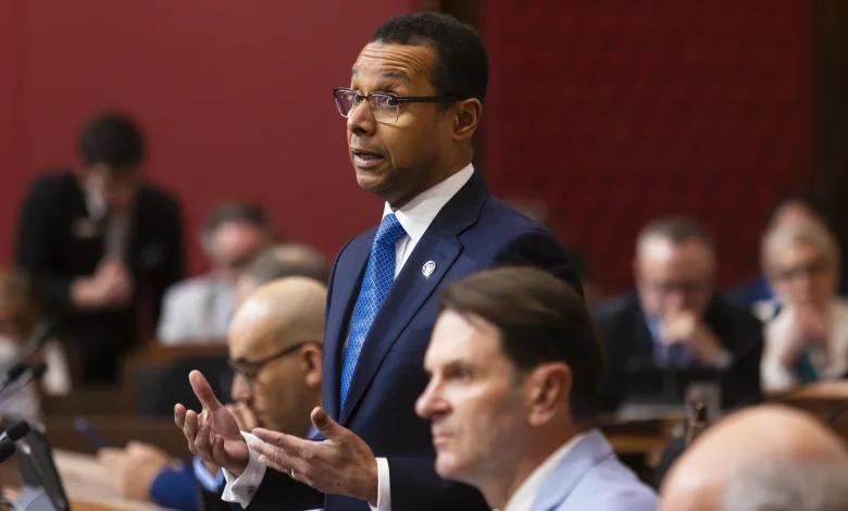 Médecin spécialiste, la fille du ministre Carmant songe à quitter le Québec