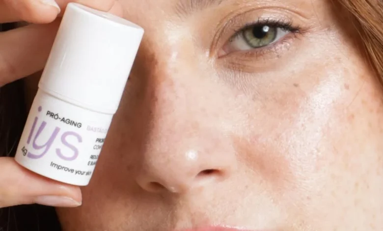 Menos é mais: skincare minimalista que promete pele saudável com fórmulas limpas