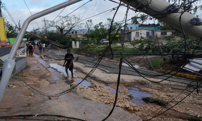 Ouragan Melissa en Jamaïque | Des monteurs de lignes québécois sur place pour aider la population