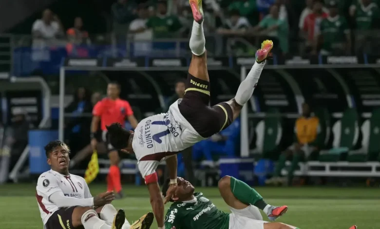 Pênalti? Comentarista de arbitragem dá veredito em lance de Palmeiras x LDU