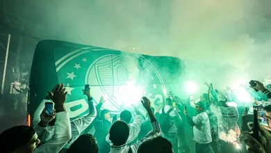 Torcida apoia saída do Palmeiras do CT e acompanha ônibus até o Allianz antes de decisão na Libertadores