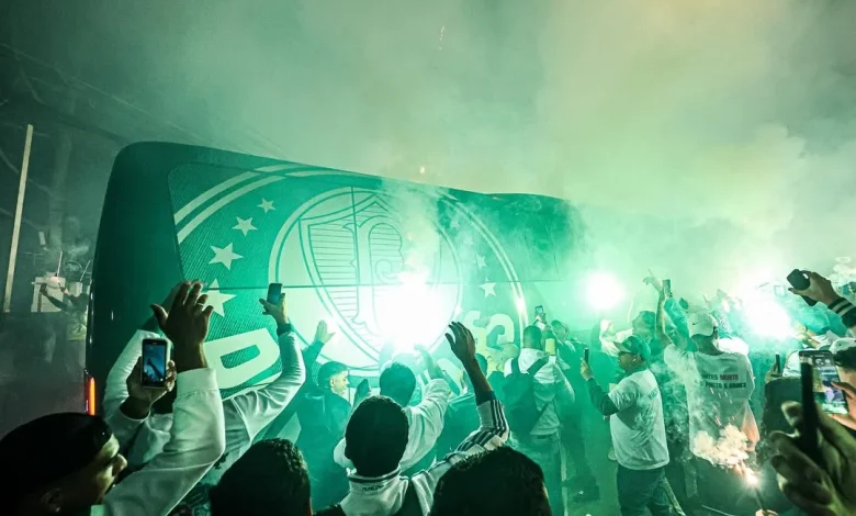 Torcida apoia saída do Palmeiras do CT e acompanha ônibus até o Allianz antes de decisão na Libertadores