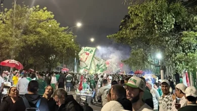Torcida do Palmeiras recepciona time com corredor verde