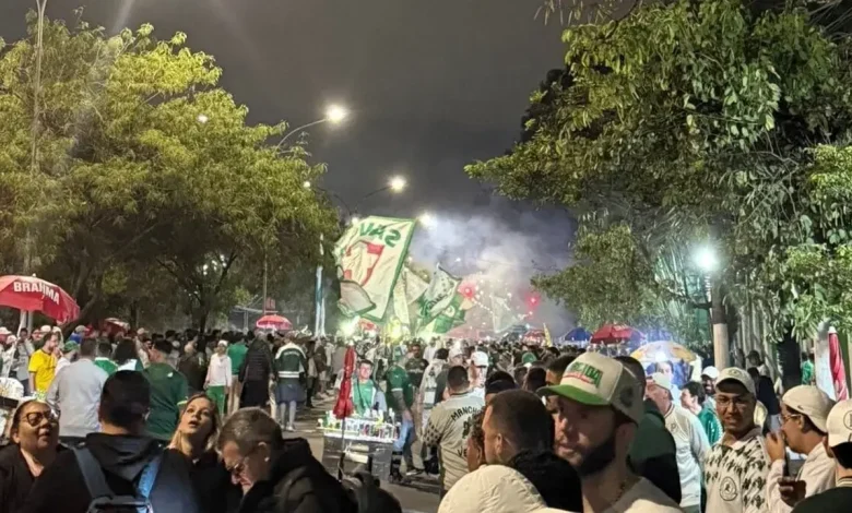 Torcida do Palmeiras recepciona time com corredor verde