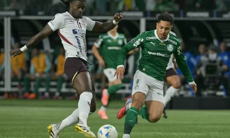 Vitor Roque exalta torcida e celebra classificação: 'Mágica'