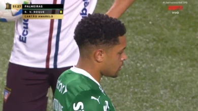 Vitor Roque leva cartão amarelo em vitória parcial do Palmeiras contra LDU