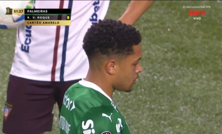 Vitor Roque leva cartão amarelo em vitória parcial do Palmeiras contra LDU