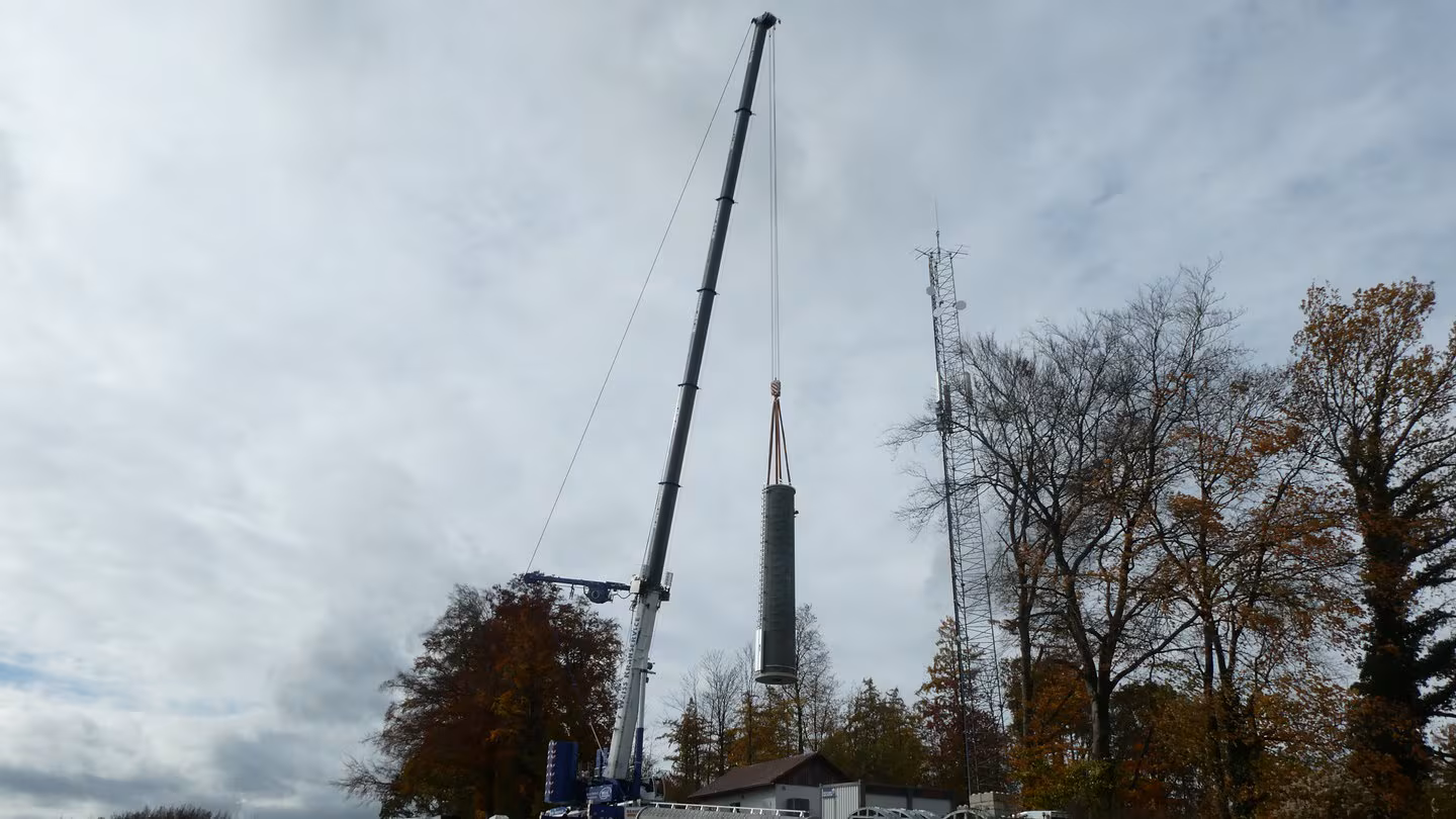 Vom Blitz getroffen: SWR baut Sendemast in Berg wieder auf