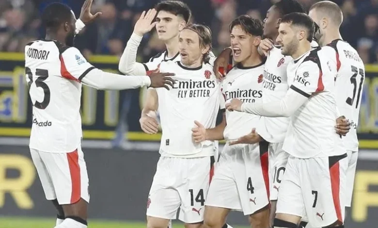 ¡SANTIAGO GIMÉNEZ SIGUE SIN ANOTAR Y AHORA SALE CON GOLPE!