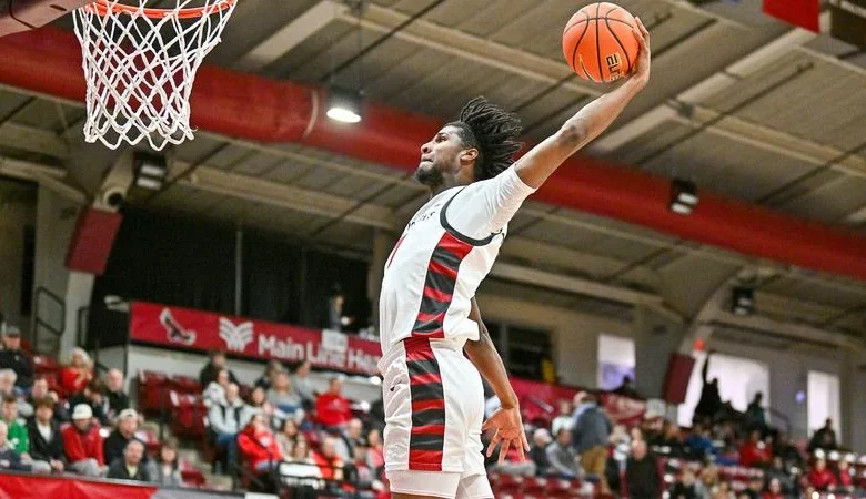 12 Players Score as Men's Basketball Downs Scarlet Raptors