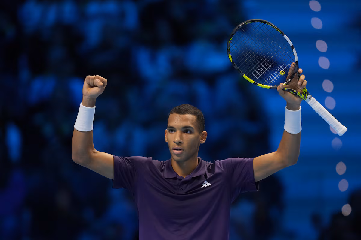 Auger-Aliassime advances to final four at ATP Finals with upset of Zverev