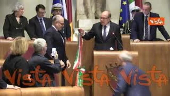Carlo Verdone restituisce la fascia tricolore a Gualtieri dopo la giornata da Sindaco di Roma | Libero Quotidiano.it