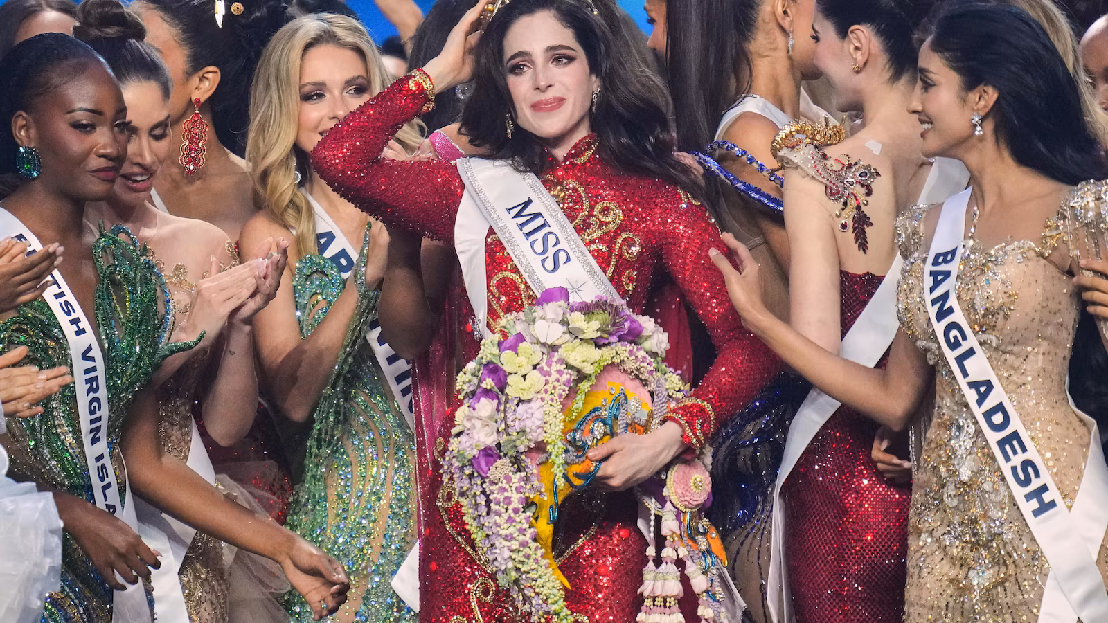 Miss Mexico is crowned Miss Universe at a pageant where she stood up to a host's bullying