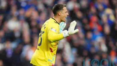 Alexander Schwolow stars as leaders Hearts held at Motherwell