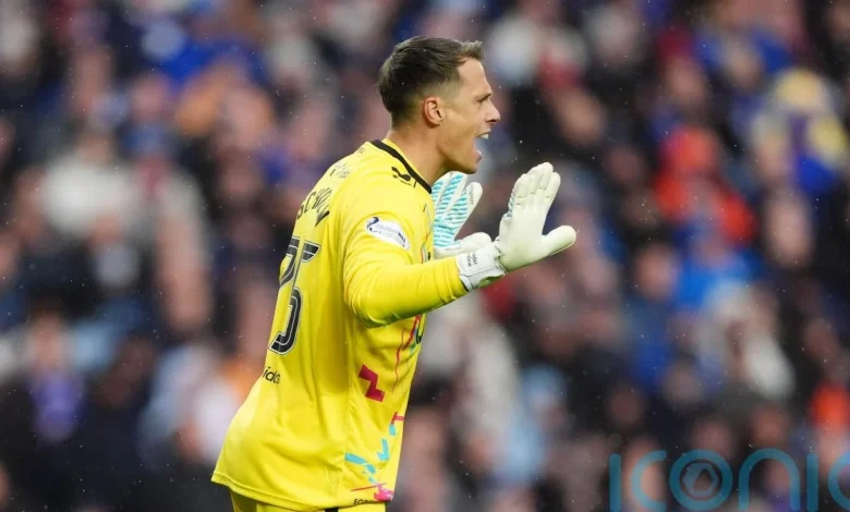 Alexander Schwolow stars as leaders Hearts held at Motherwell