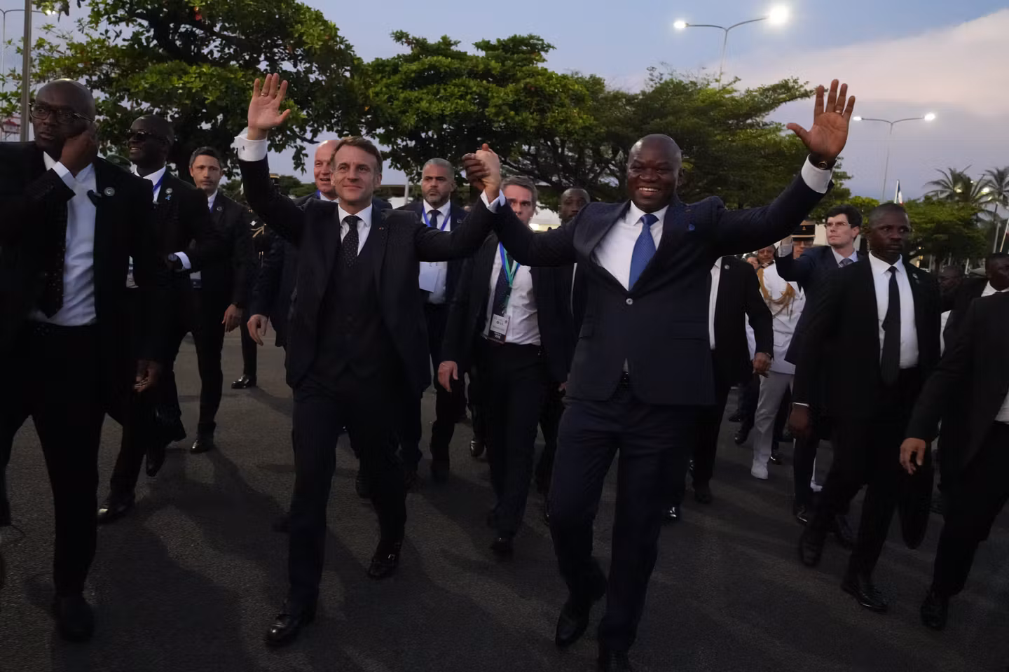 A Libreville, Emmanuel Macron scelle le rapprochement avec le « nouveau Gabon » du putschiste Brice Oligui Nguema