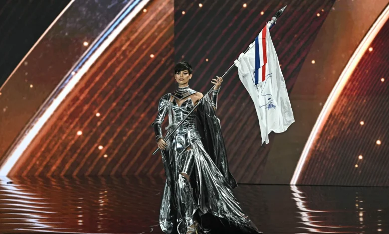 A Miss Univers, Eve Gilles impose son style, et ça marche : «Le styliste de "Drag Race" a réalisé mon costume»