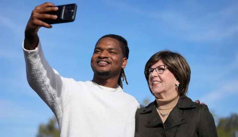 A mistaken text connected them. Now they’ve become one of America’s favorite Thanksgiving traditions